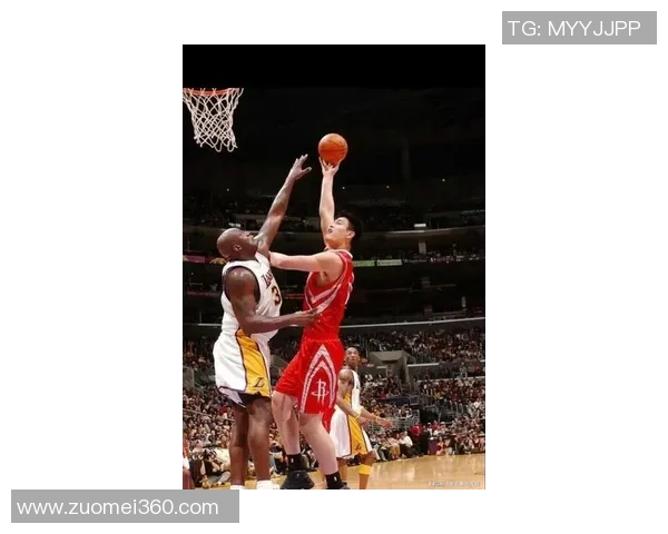 姚明与鲨鱼的巅峰对决：篮球巨星的传奇故事与精彩瞬间回顾