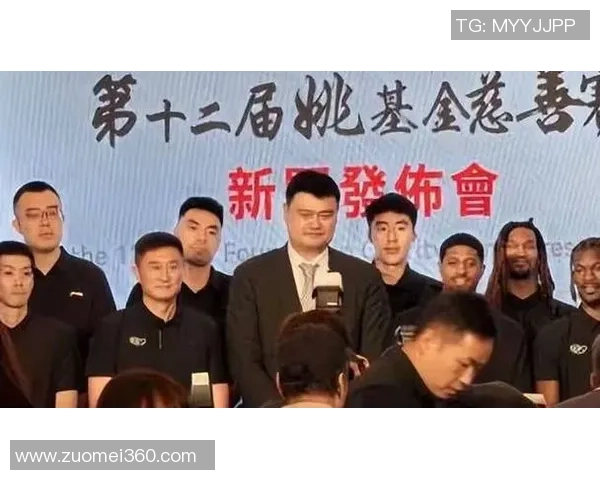 姚明与摄影师的故事：一位巨人背后的镜头艺术与情感交流