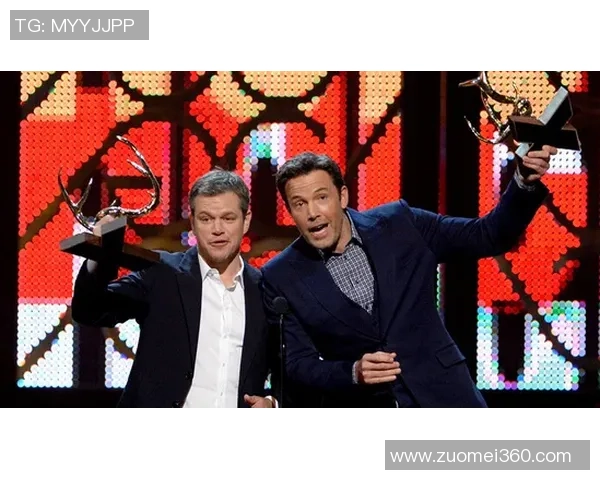 姚明明与好友亲密互动勾肩搭背展现深厚友谊瞬间